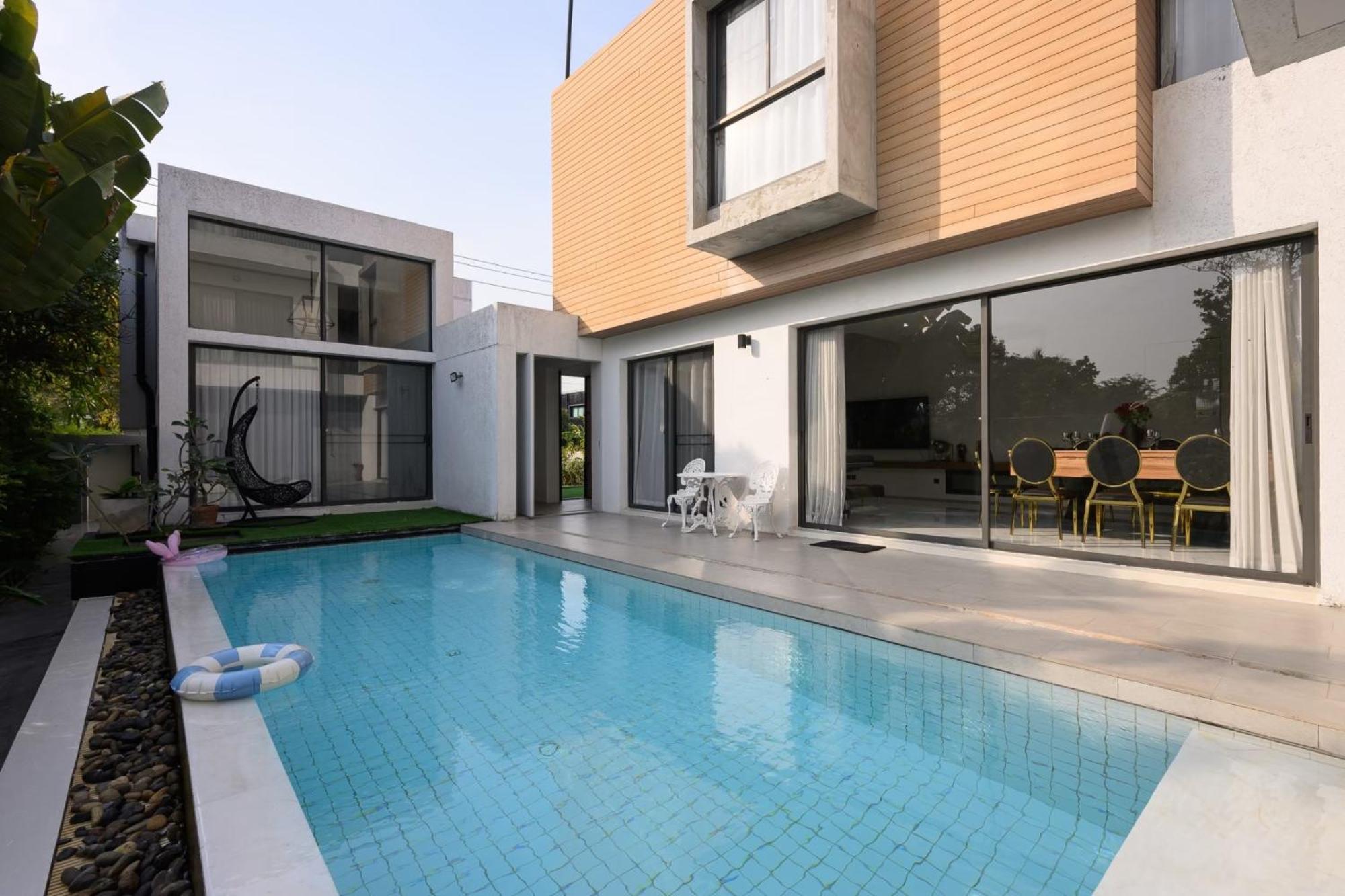 Pool 107b * Bangkok